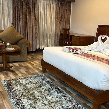 Hotel Earth Light Sauraha Chitwan Bagian luar foto