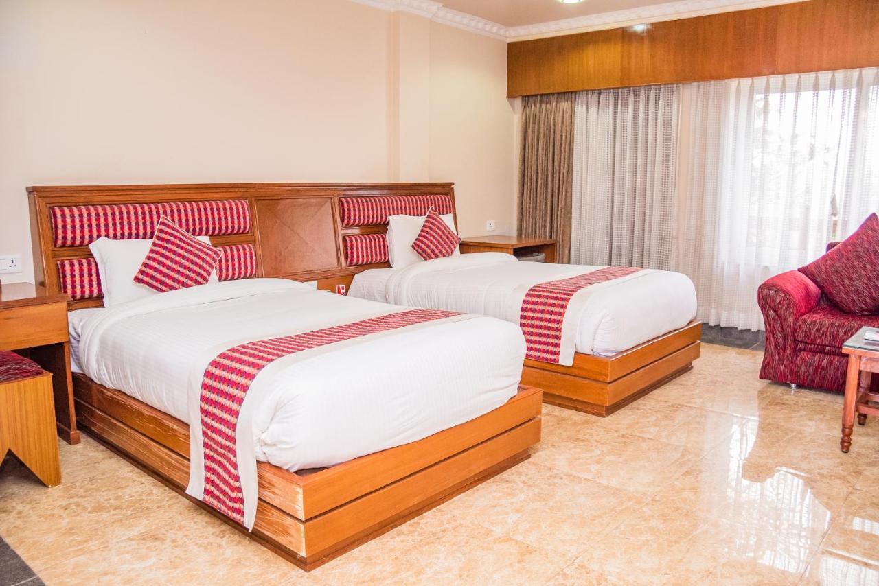 Hotel Earth Light Sauraha Chitwan Bagian luar foto