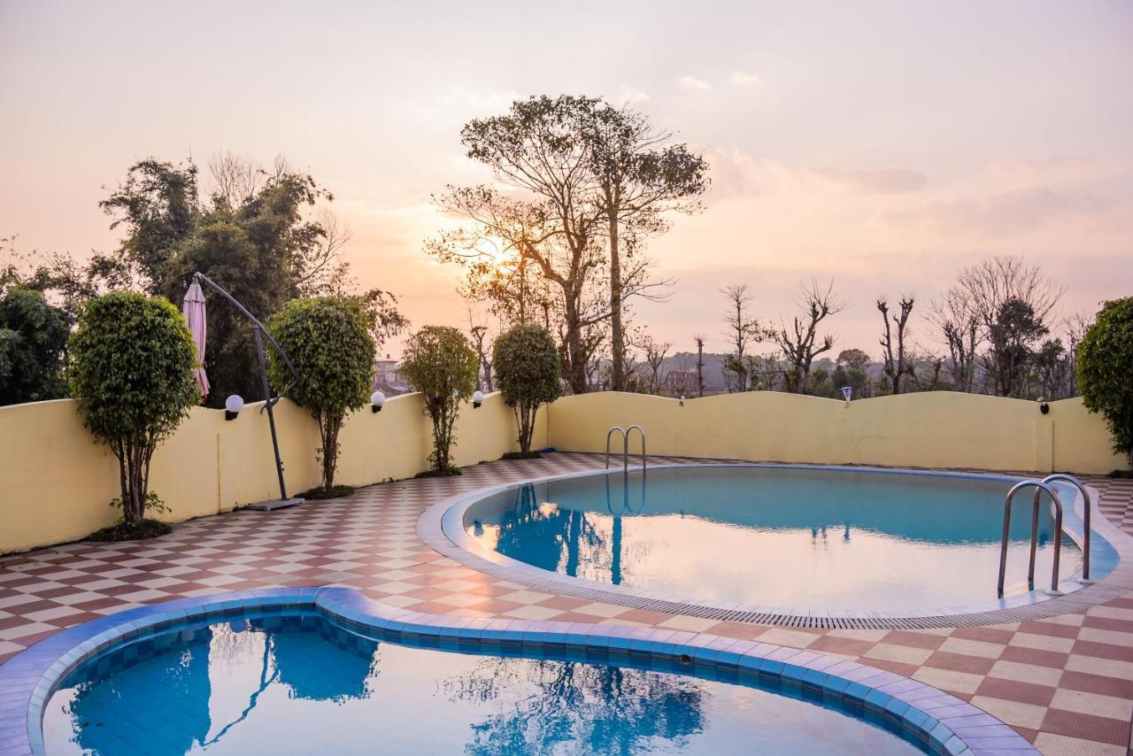 Hotel Earth Light Sauraha Chitwan Bagian luar foto