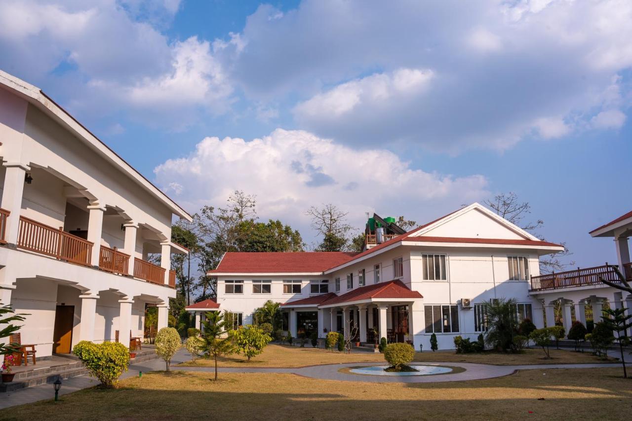 Hotel Earth Light Sauraha Chitwan Bagian luar foto