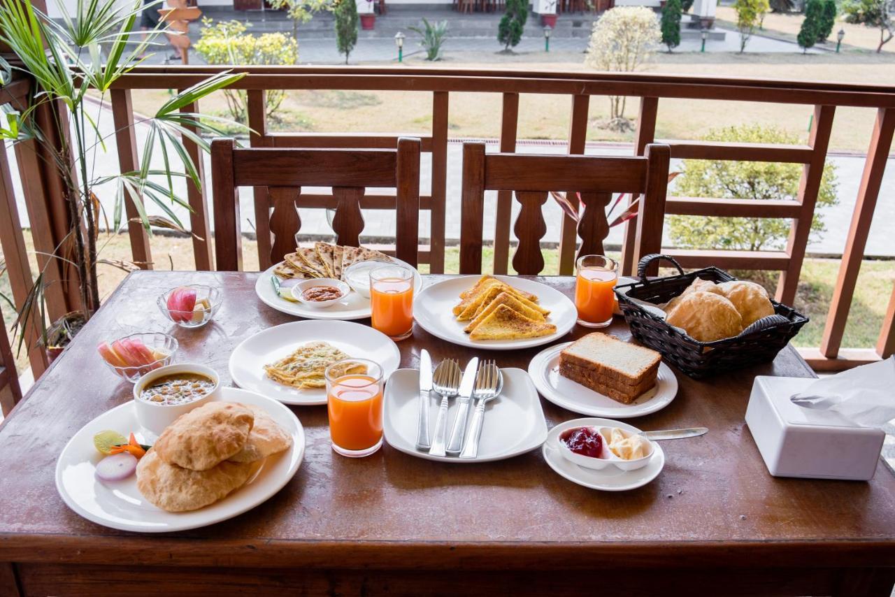 Hotel Earth Light Sauraha Chitwan Bagian luar foto