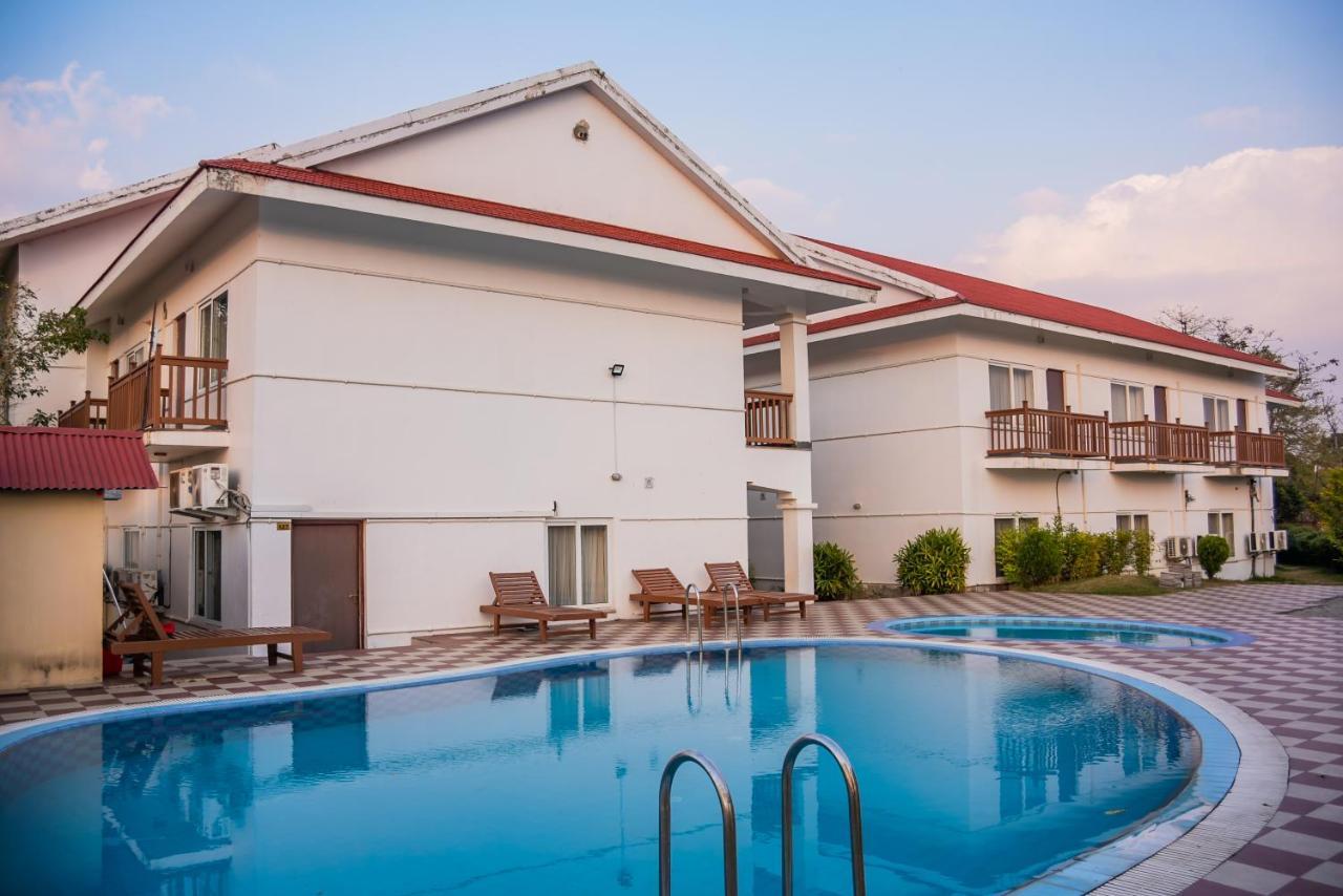 Hotel Earth Light Sauraha Chitwan Bagian luar foto