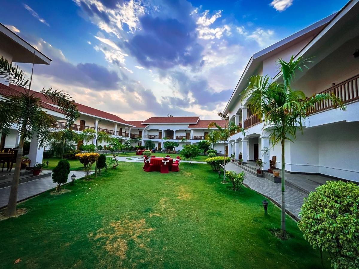 Hotel Earth Light Sauraha Chitwan Bagian luar foto