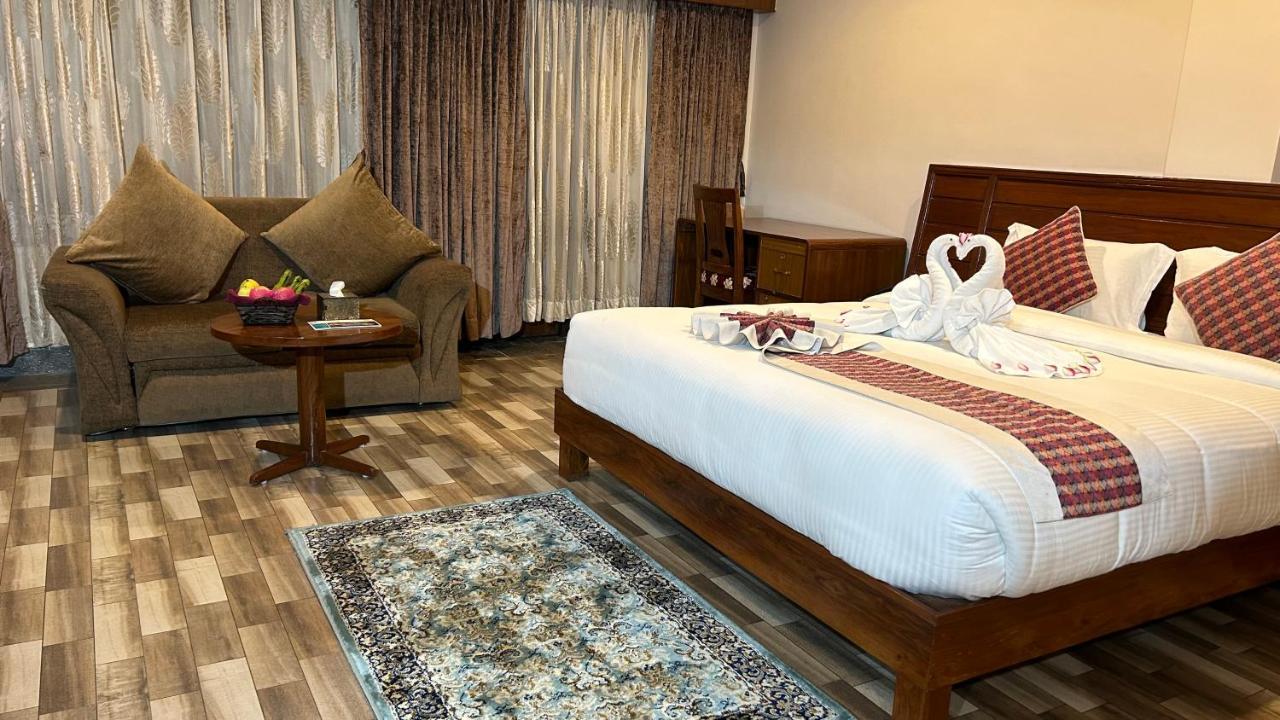 Hotel Earth Light Sauraha Chitwan Bagian luar foto