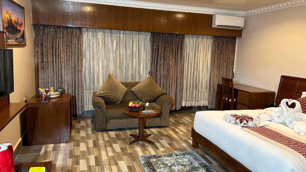 Hotel Earth Light Sauraha Chitwan Bagian luar foto
