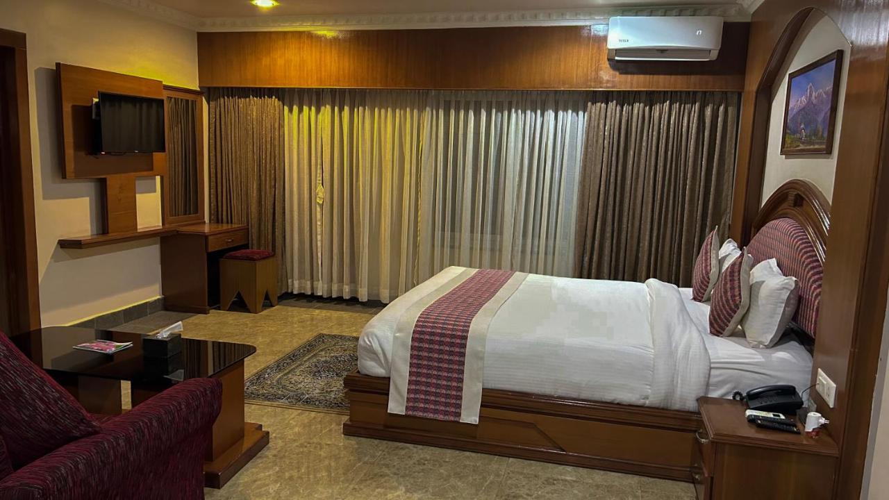Hotel Earth Light Sauraha Chitwan Bagian luar foto