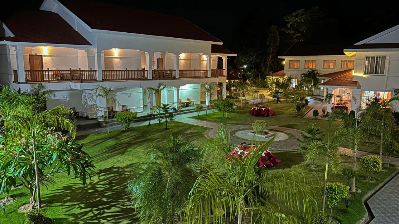 Hotel Earth Light Sauraha Chitwan Bagian luar foto