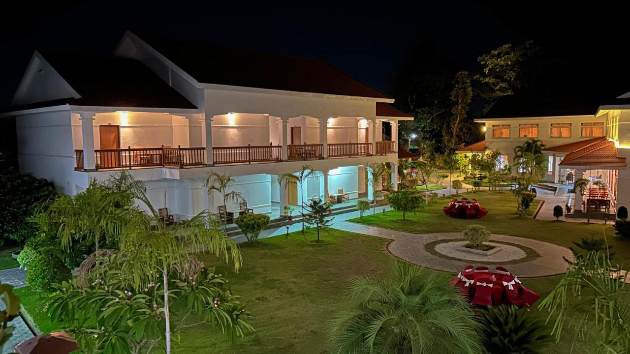 Hotel Earth Light Sauraha Chitwan Bagian luar foto
