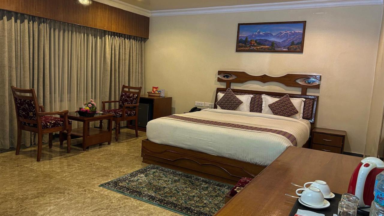 Hotel Earth Light Sauraha Chitwan Bagian luar foto
