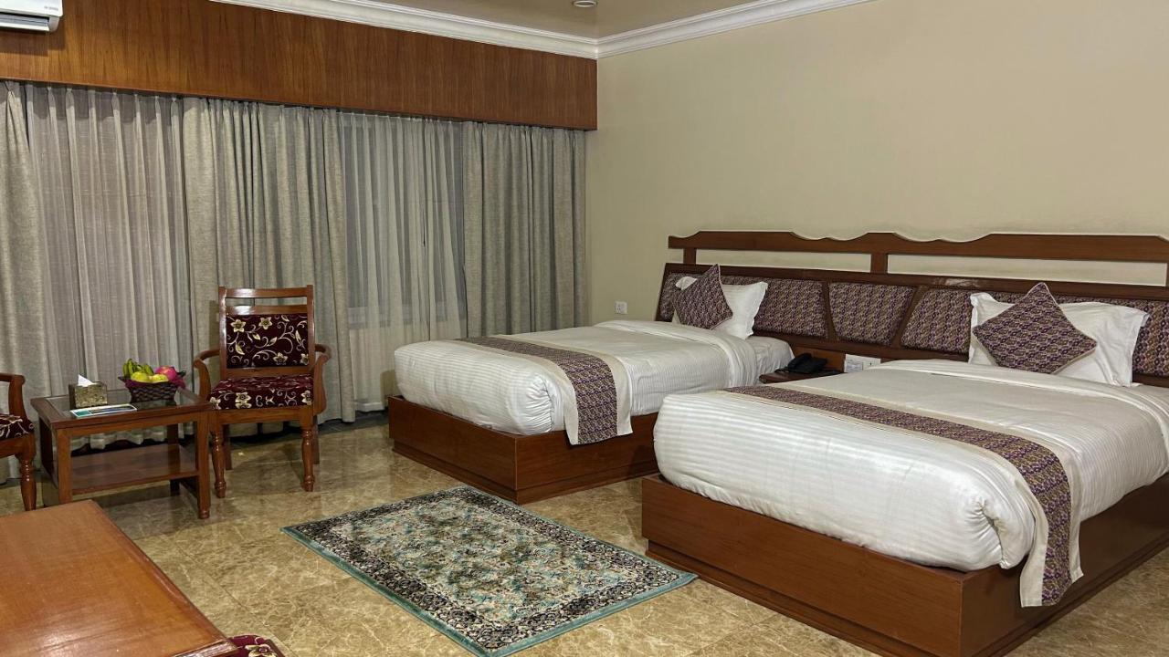 Hotel Earth Light Sauraha Chitwan Bagian luar foto
