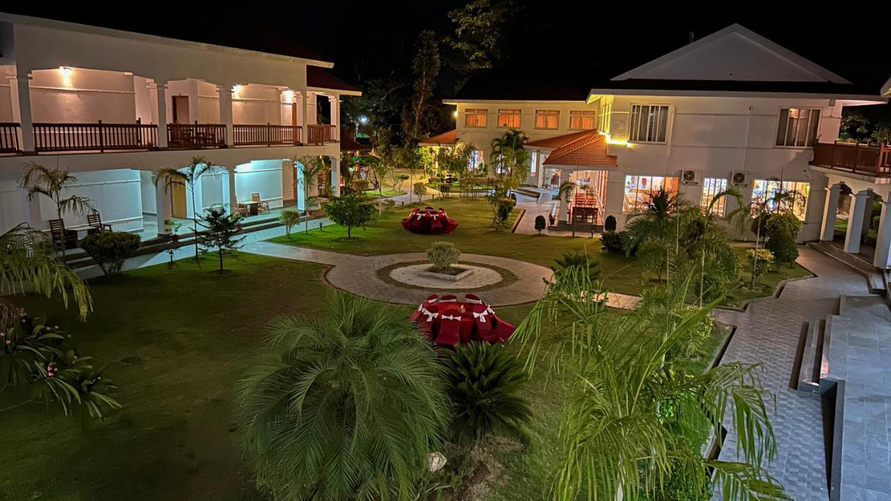 Hotel Earth Light Sauraha Chitwan Bagian luar foto