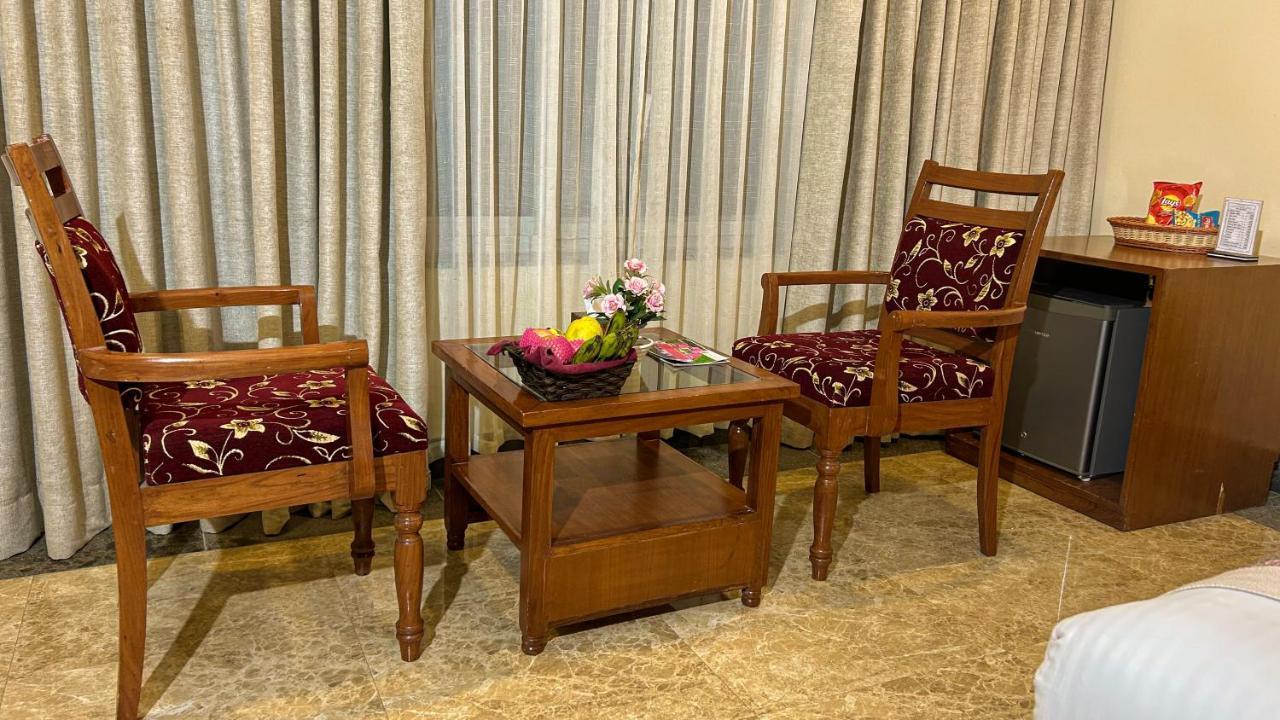 Hotel Earth Light Sauraha Chitwan Bagian luar foto