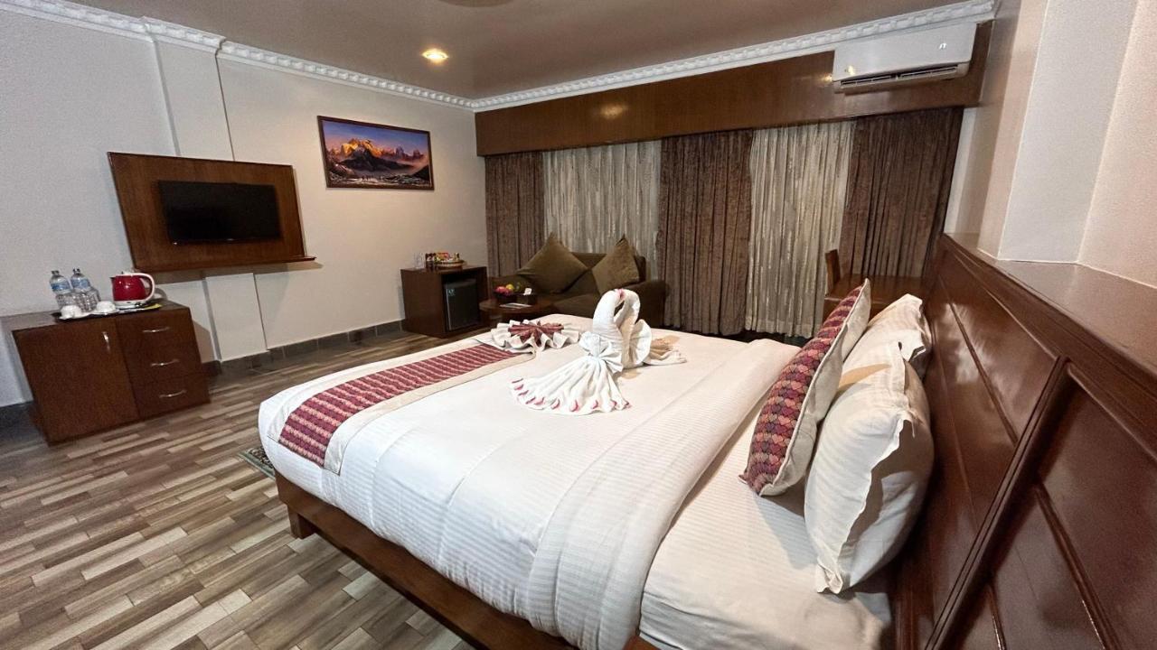 Hotel Earth Light Sauraha Chitwan Bagian luar foto