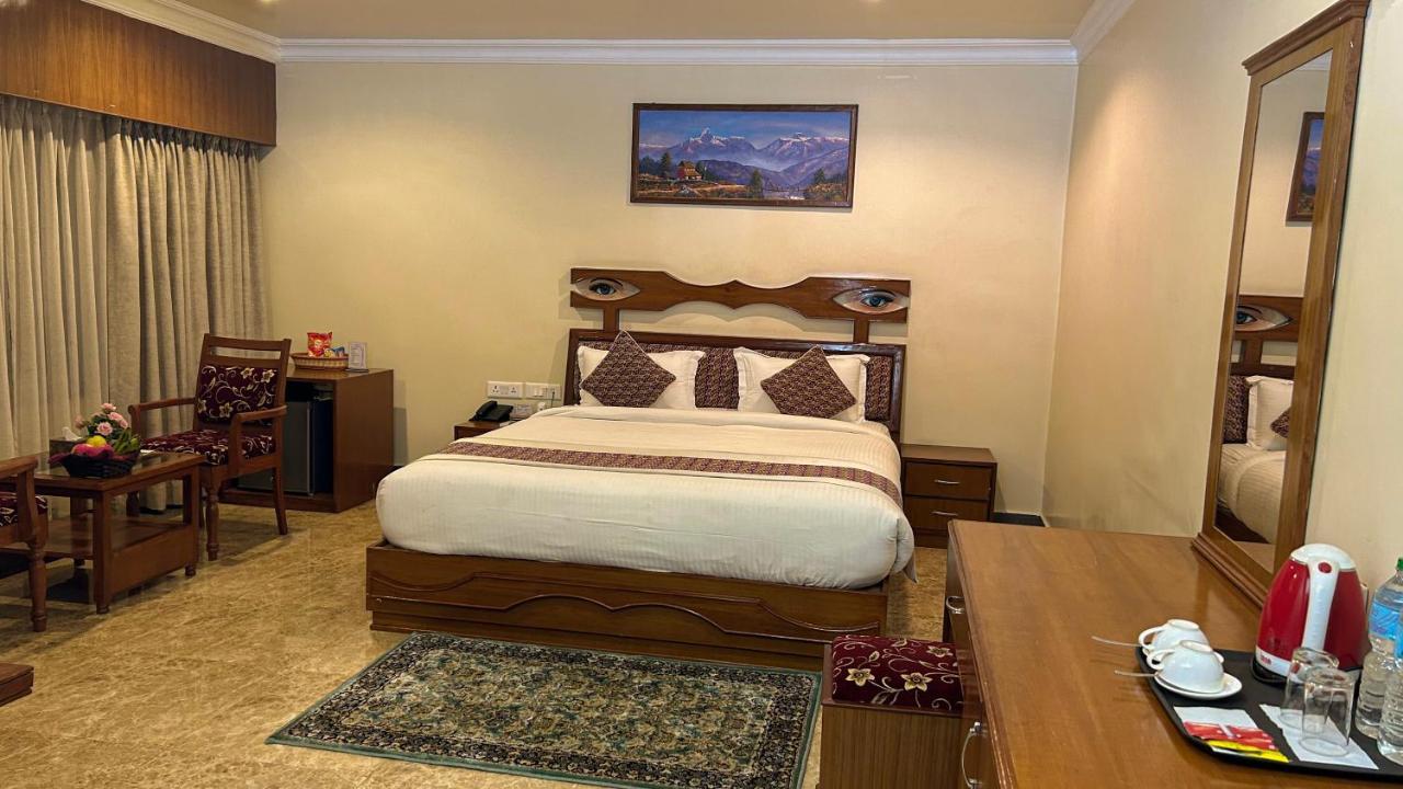 Hotel Earth Light Sauraha Chitwan Bagian luar foto