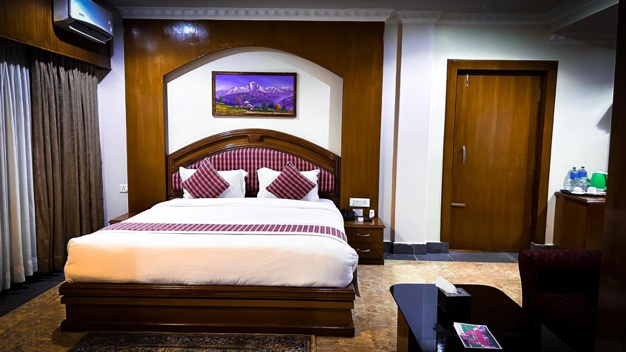 Hotel Earth Light Sauraha Chitwan Bagian luar foto