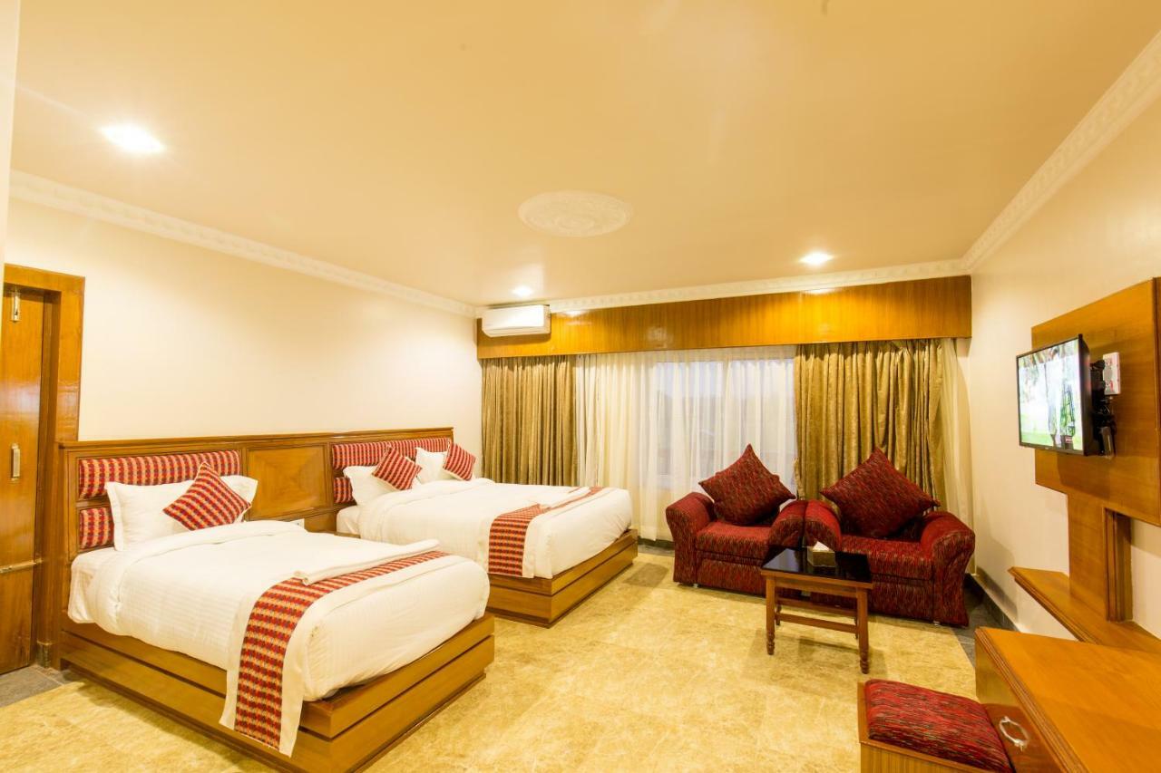 Hotel Earth Light Sauraha Chitwan Bagian luar foto