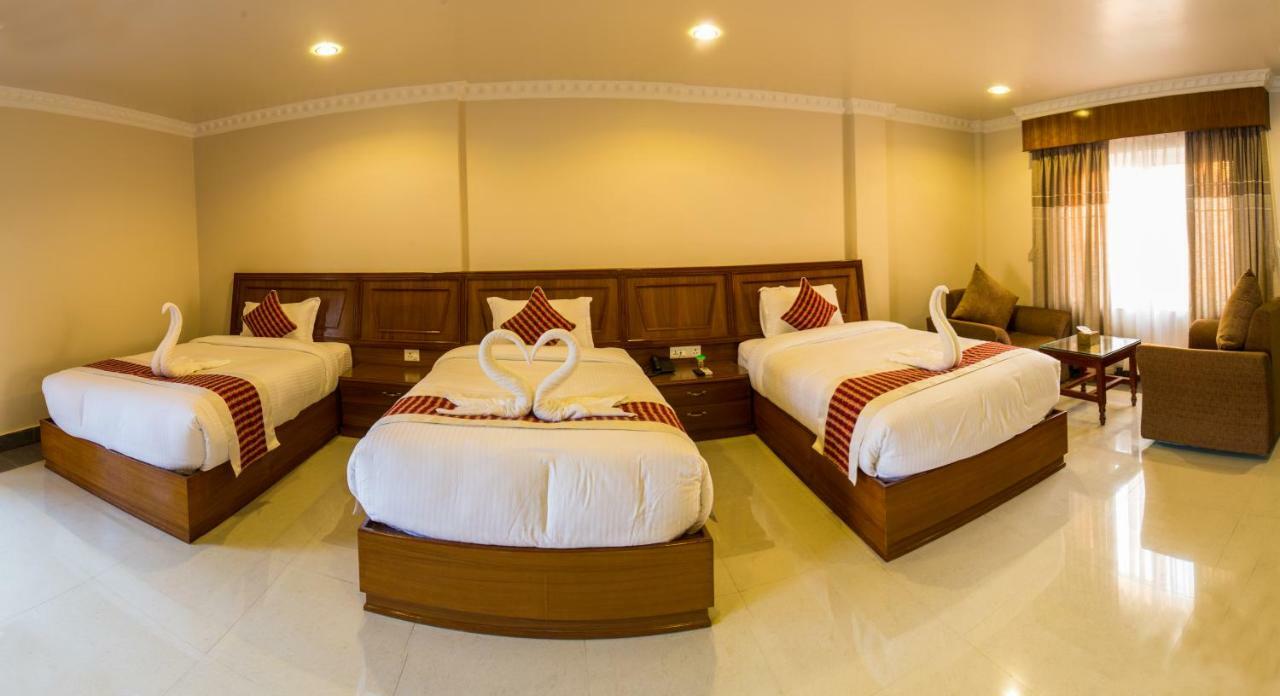 Hotel Earth Light Sauraha Chitwan Bagian luar foto