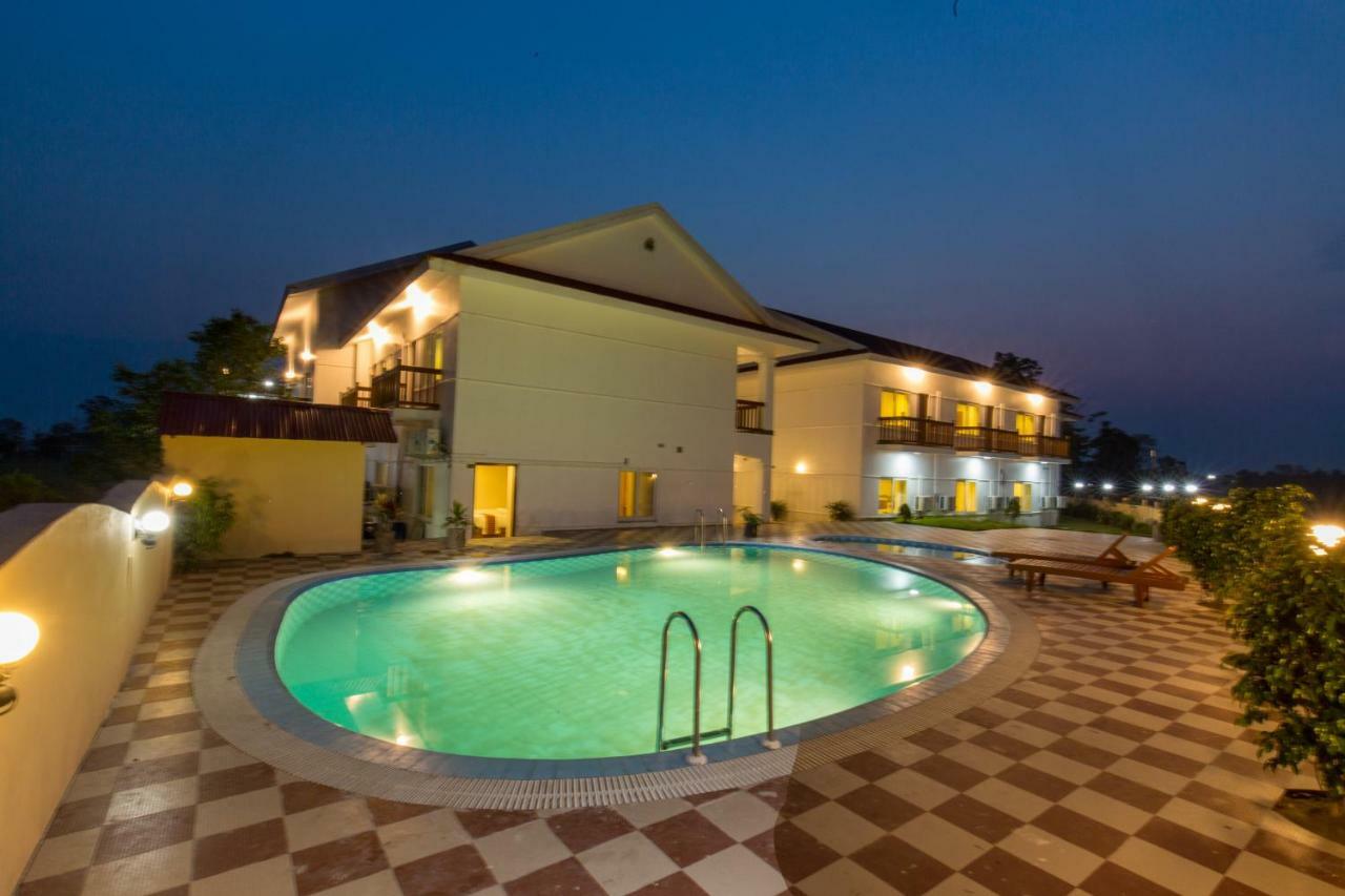 Hotel Earth Light Sauraha Chitwan Bagian luar foto