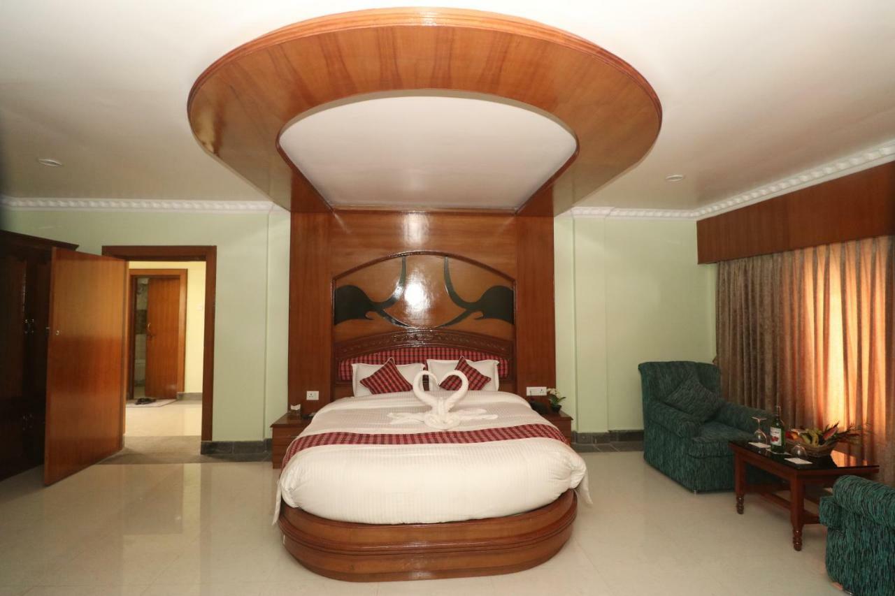 Hotel Earth Light Sauraha Chitwan Bagian luar foto
