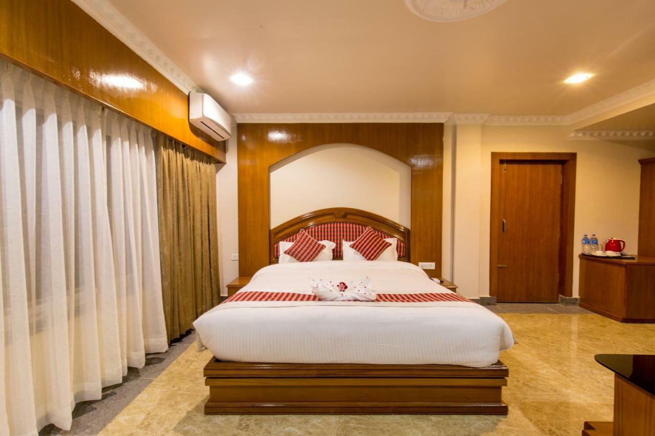 Hotel Earth Light Sauraha Chitwan Bagian luar foto